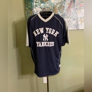 New York Yankees short sleeve shirt in size L.